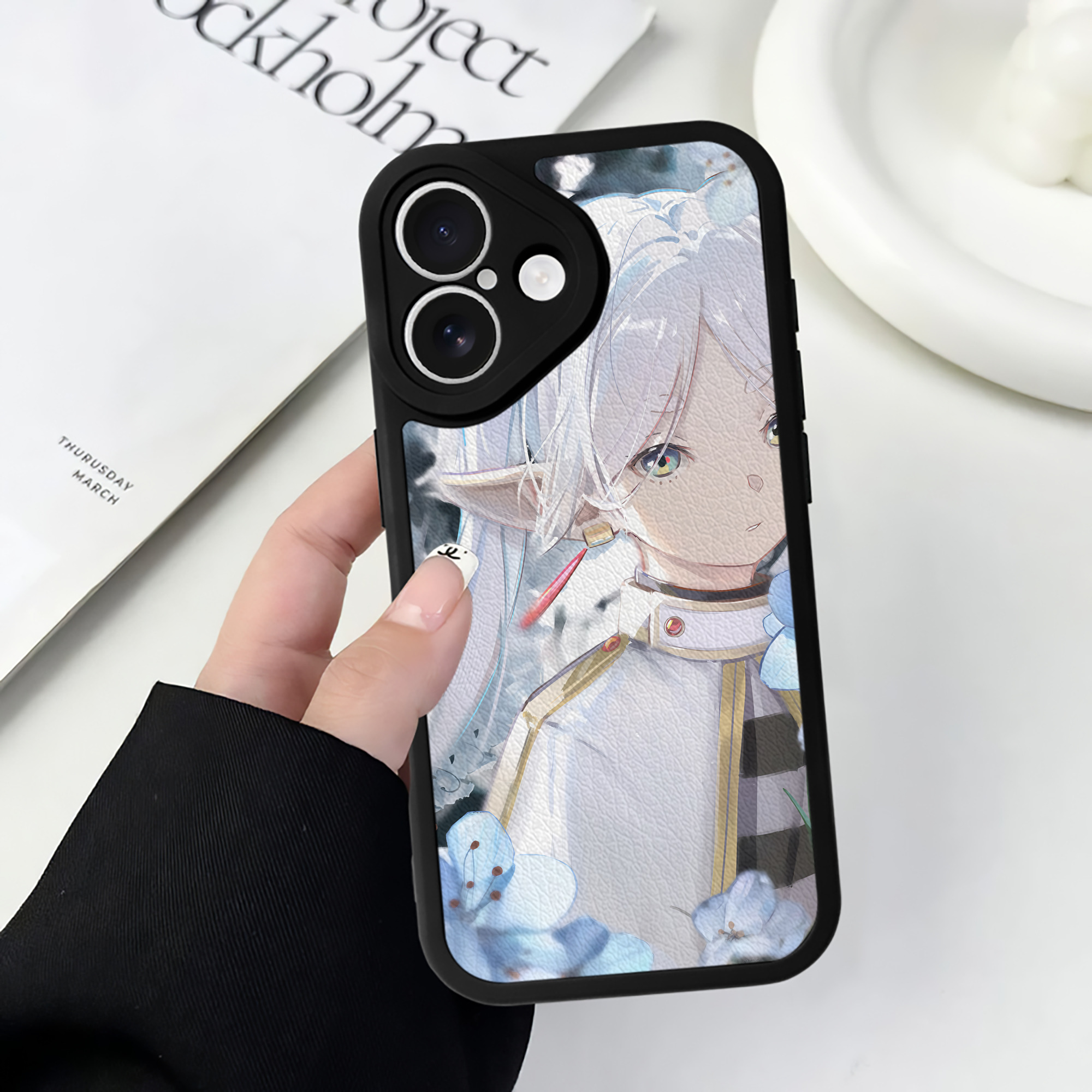 （画像用） 葬送のフリーレン Frieren 【iPhone 16シリーズ対応】シリコンスマホケース（レザー調） 材質：シリコン